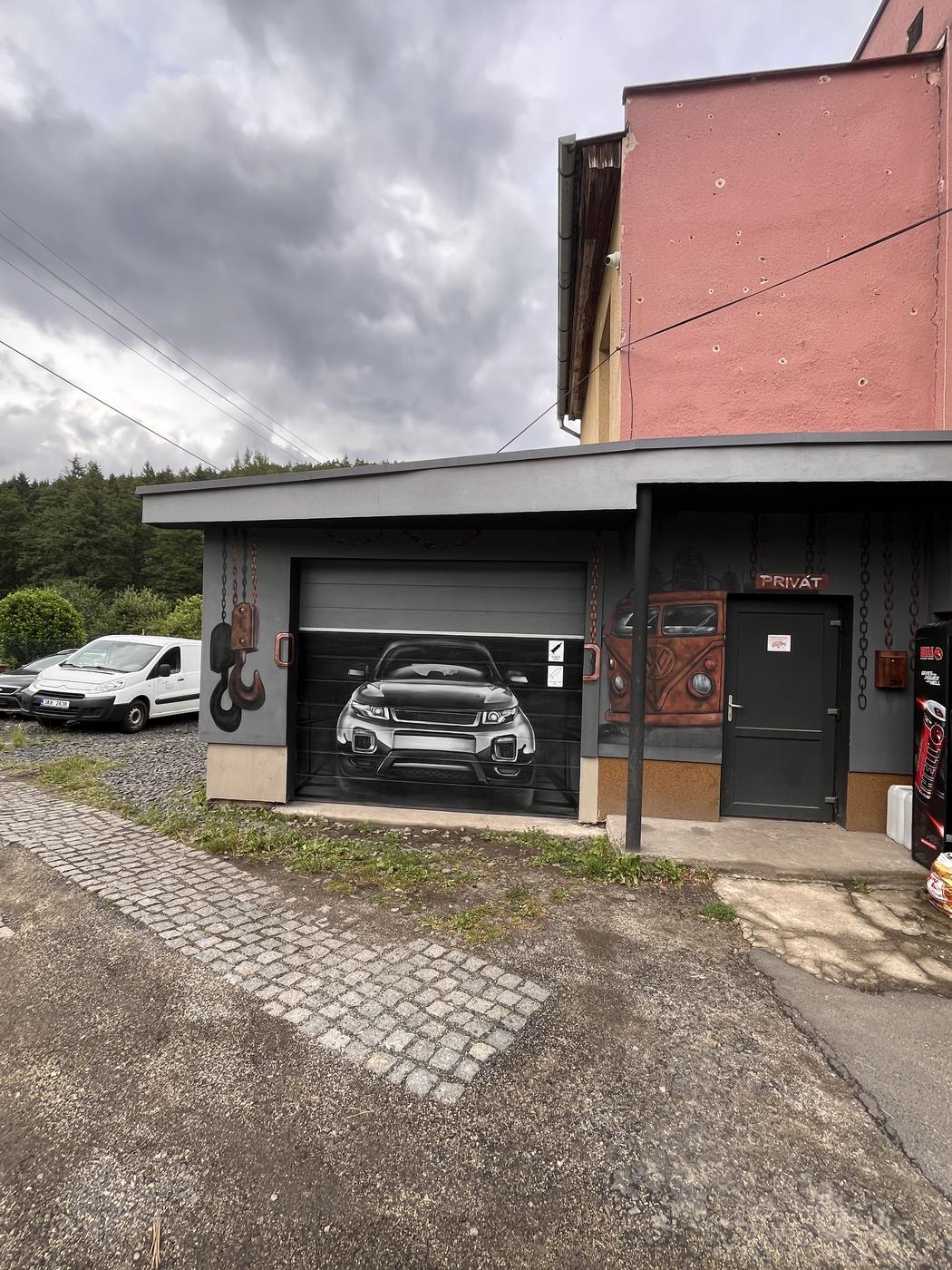 Garáž autoservisu Fratrič s malbou vozu na vratech